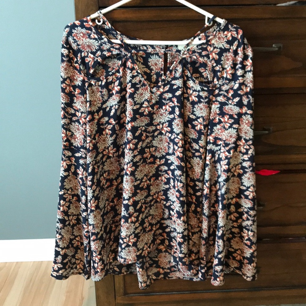 Dressy chiffon blouse. Cut out neckline. Large